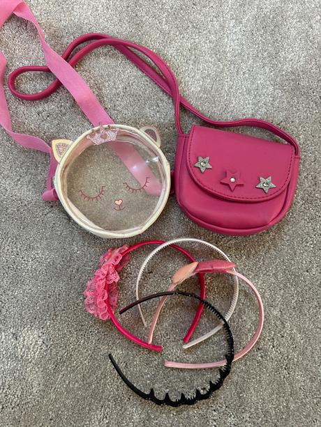 Čelenky a kabelky pre menšie dievčatko, 