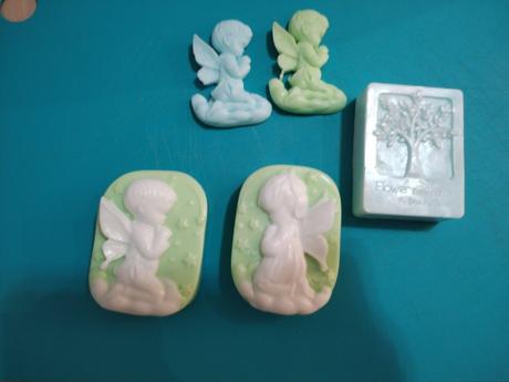 Zelené mydielka 2,50 eura väčšie, anjelikovia 2 e,