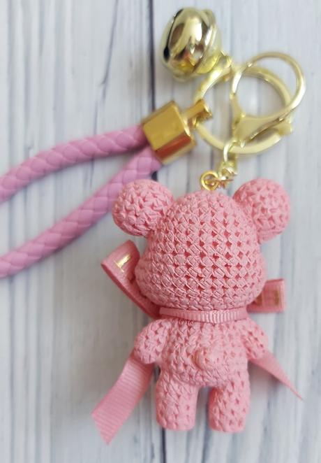 Prívesok s mackom a roľničkou,