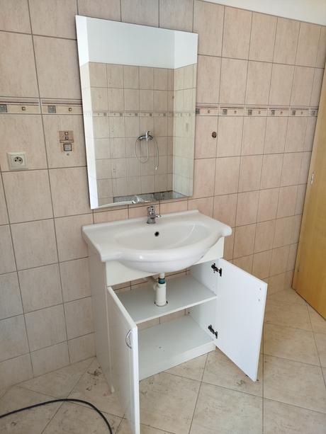 Skrinka s umývadlom + zrkadlo,