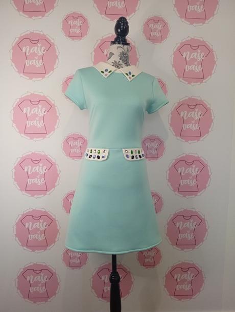 Mentolové šaty s kamienkami, s