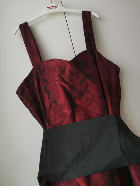 Bordové spoločenské šaty, 38