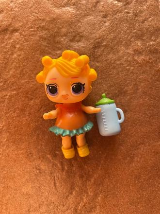 Lol babika žlté kučeravé vlasy, 