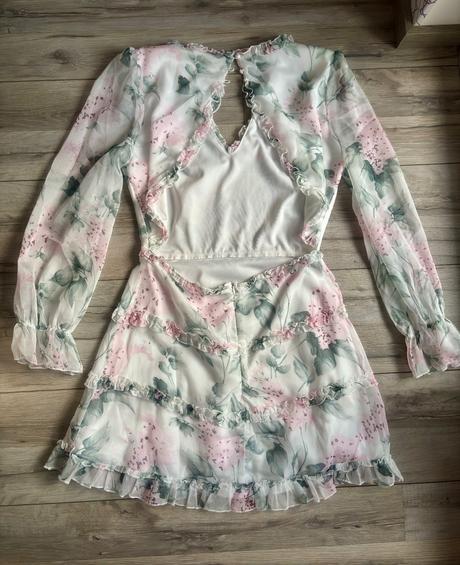 Letné kvetované šaty s hlbokým výstrihom vzadu, m