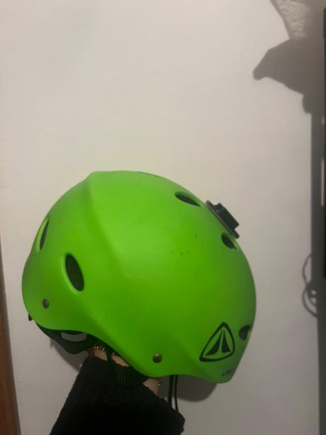 Prilba na skateboard, s