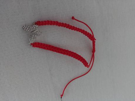 Červená náramok proti urieknutiu,