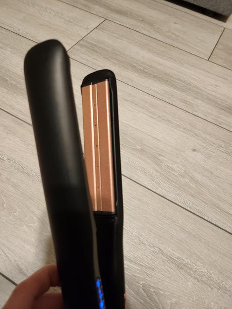 Parnááá žehlička na vlasy..., 