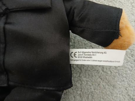 Medvedik tajny agent v ciernom obleku., 