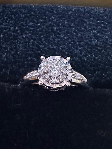 Prsteň z bieleho zlata 14k s diamantmi zn. izlato,