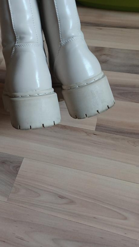 Bledé krémové workery, 36