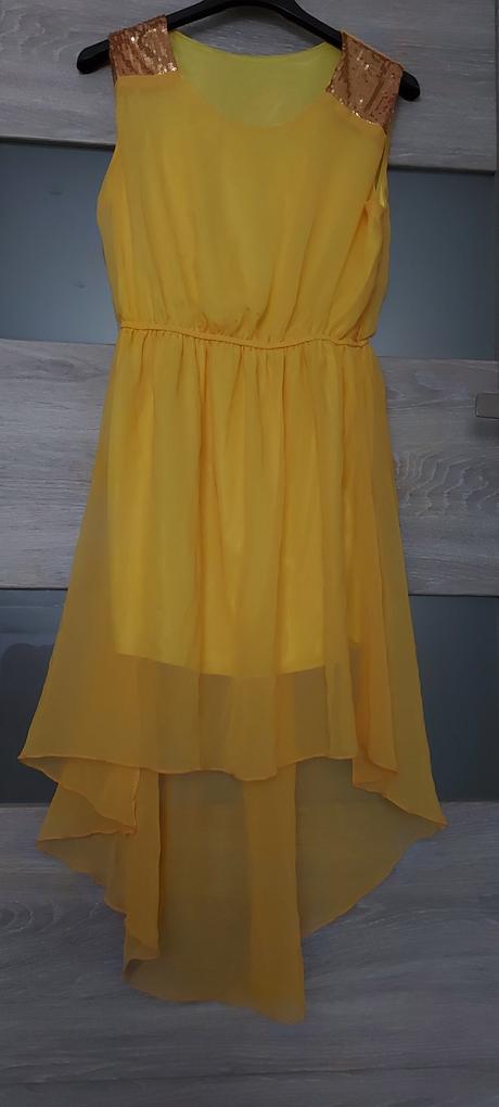 Krásne letné šaty so zlatými detailami, s