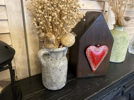 Drevený dekoračný domček a drevené okienko, 