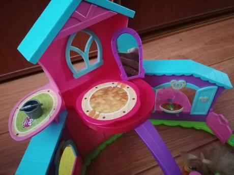 Pet parade stajna s konikmi,