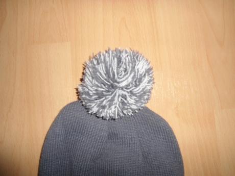 Siva damska ciapka s brmbolcom, s