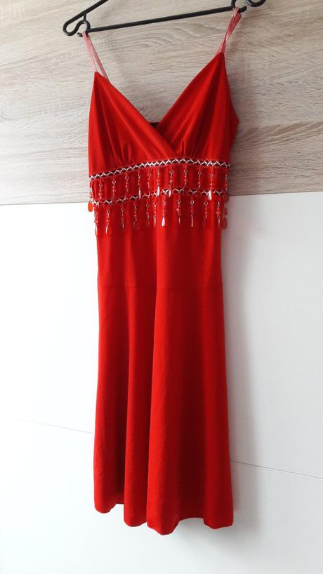 Krasne letne krvavocervene saty, m