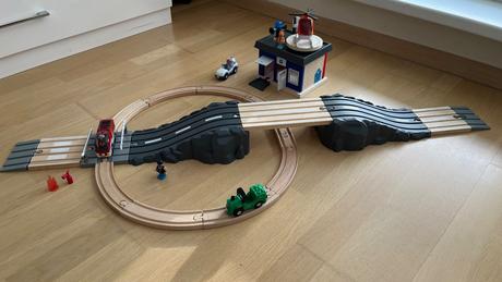 Drevená dráha s požiarnou a policajnou stanicou, 