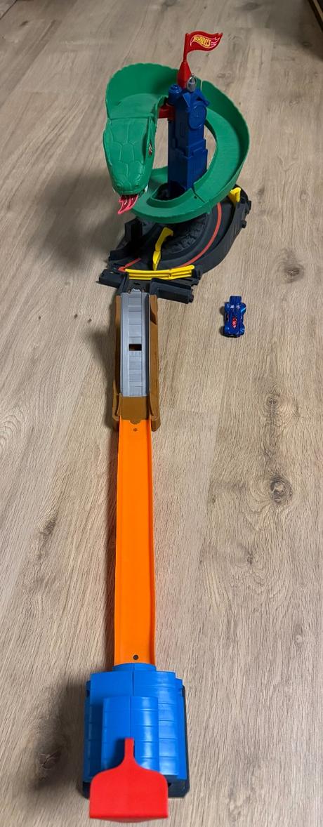 Dráha hot wheels "zatoč s kobrou", 