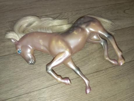 Bábika, dieťa a 2 kone, 