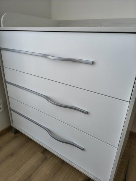 Komoda s prebaľovacím pultom, 