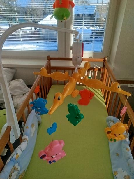 Novy kolotoč medvedici s melódiou nad postieľku,