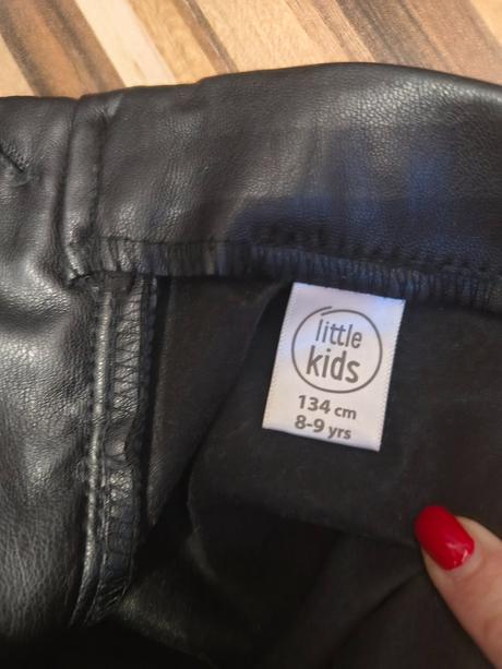 Sukňa z umelej kože, 134