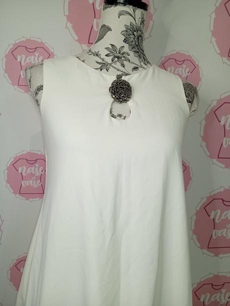 Šaty s krásnou brošňou, s