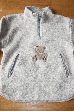 Mikina s mackom, č. 134, 134