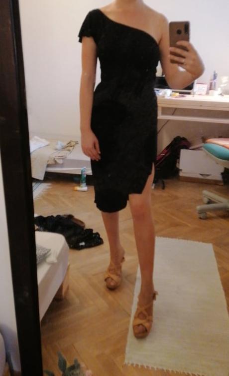 Šaty na jedno rameno, s