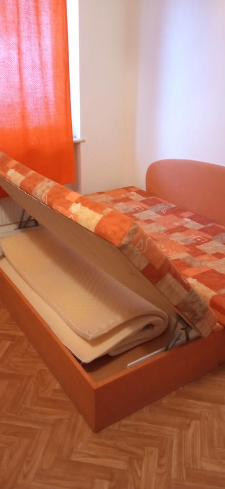 Sedačka, posteľ, stolík,