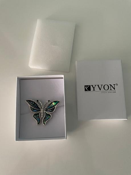 Brošňa od značky yvon,