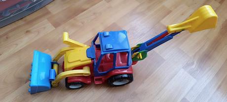 Traktor s lyžicou a bagrom,