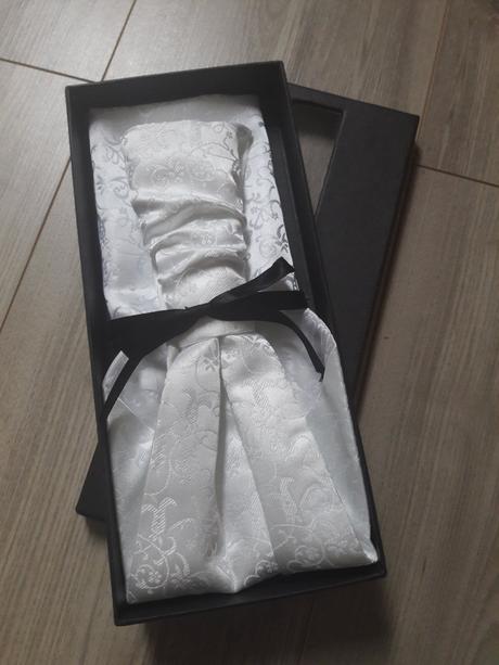 Kravata s vreckovkou, 