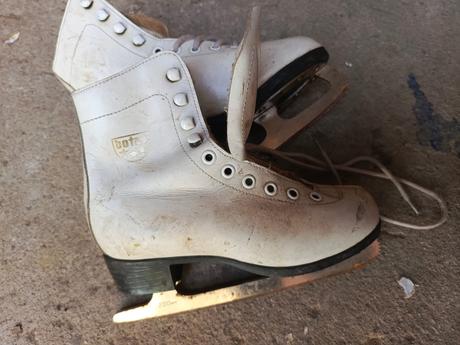 Dievčenské korčule, 32