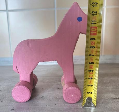 Drevený koník na kolieskach  - rúžový, 