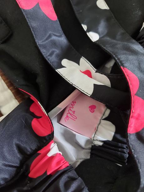 Saty cierne s kvetmi, 98