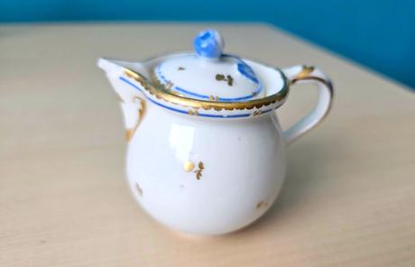 Miniatúrna porcelánová dózička s vrchnákom, modrob,