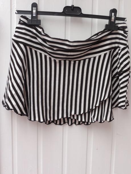 Pásikavá minisukňa,