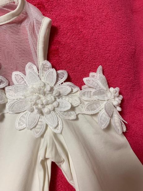 Top s aplikáciou kvetov s tylom a holými ramenami, m / s