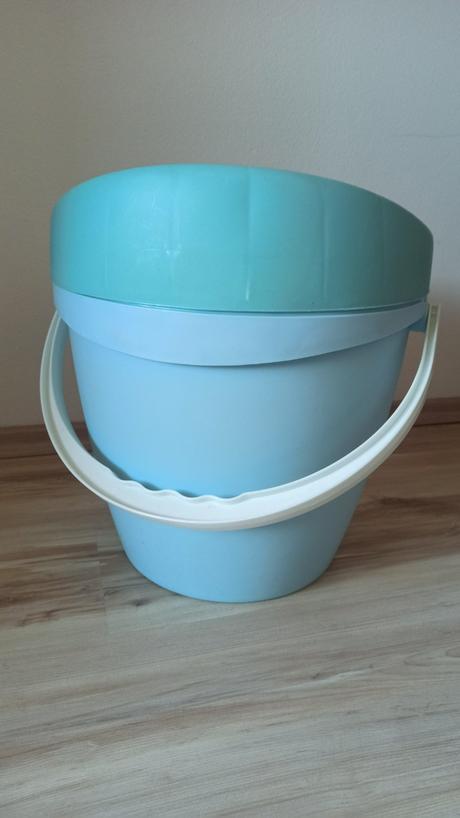 Box plný hračiek a stolička v 1, tučniak, 