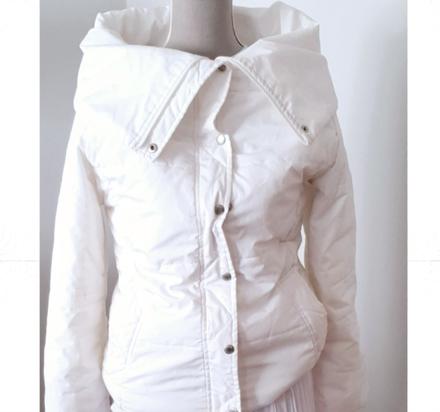 Krásna zaujímavá biela bunda s veľkým golierom, 38