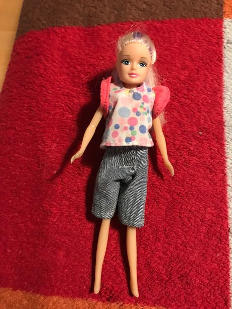 Barbie mala výška cca 15 cm plus 4 ks saty,