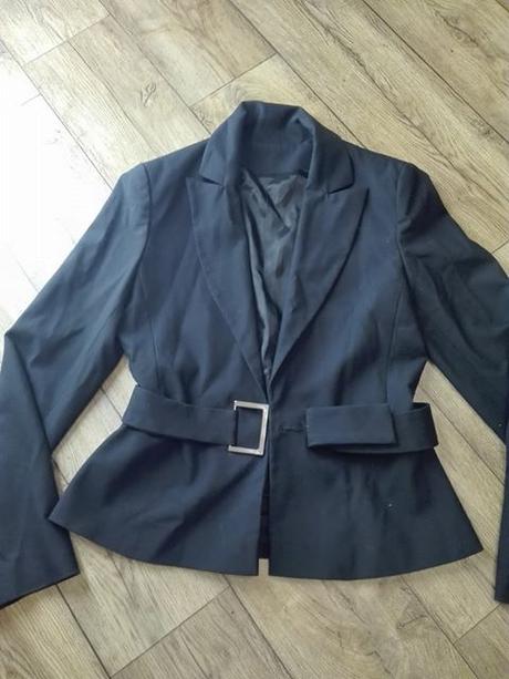 Čierne sako so  zaujímavým zapínaním, s