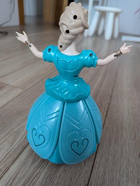 Svietiaca, hrajuca a tancujuca elza, 