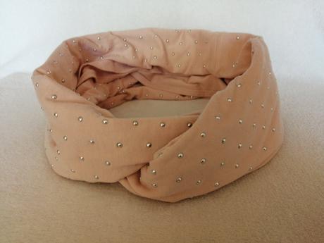 Pekný nákrčník so striebornými kamienkami, 