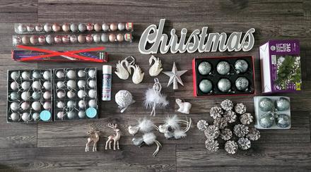 Ozdoby na stromček- biele vianoce- gule, svetielka, 