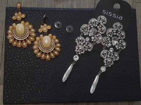 Zlaté a strieborné náušnice bižu,