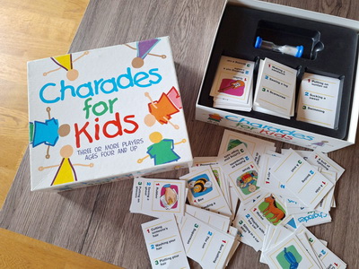 Hra charades for kids, 