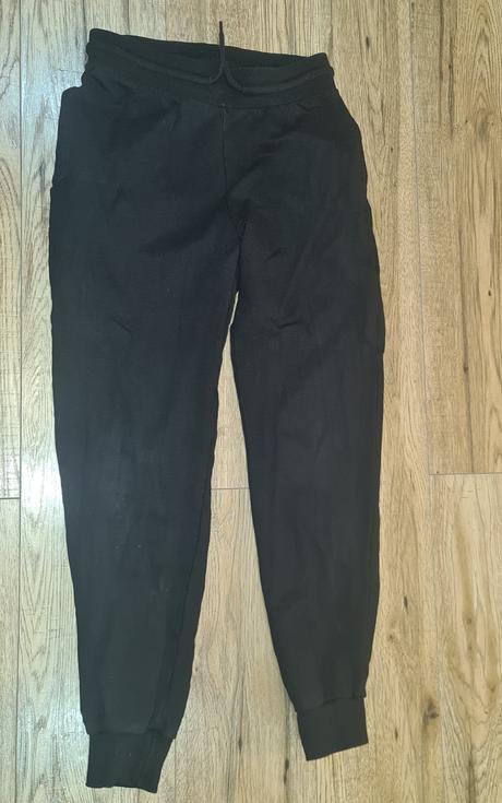 Čierne teplaky, 146