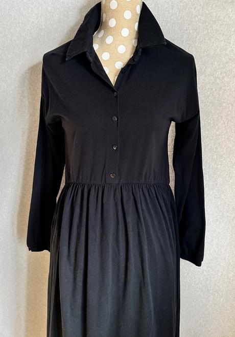 Čierne úpletové šaty, s