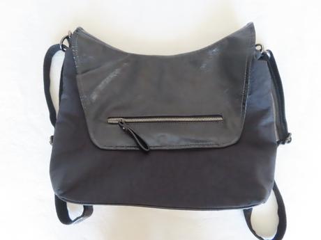 Čierny kabelkový ruksak,